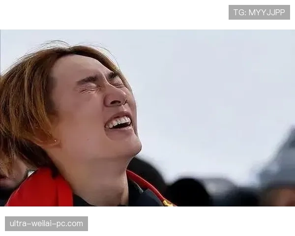 刷到苏翊鸣街拍：背个名牌包走进训练馆，门口一群同龄人在吃便当，差距扎心